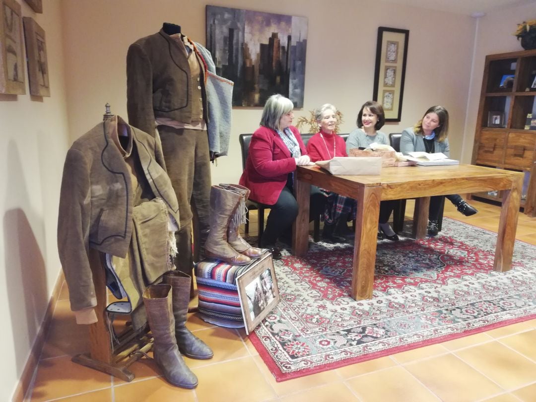 Los familiares del actor han visitado la ciudad del Tajo para hacer la entrega de los dos trajes originales del actor