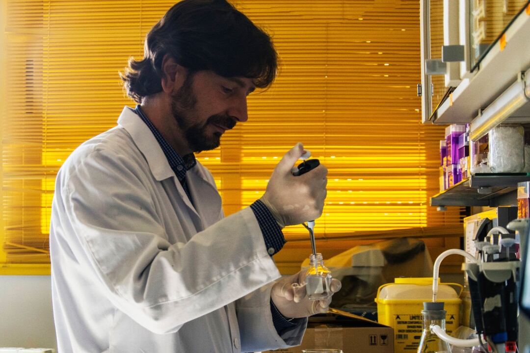 El profesor Mauriz en el laboratorio