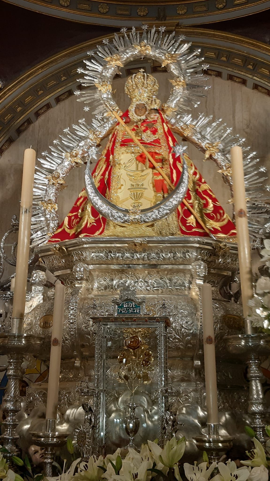 La Virgen de la Cabeza en su camarín, minutos antes de iniciar su desfile procesional.