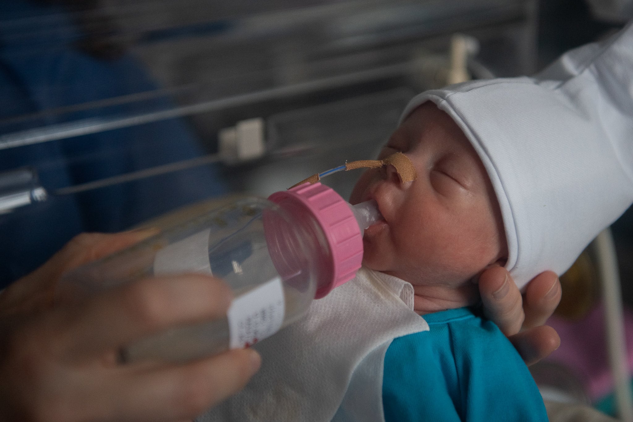 Uno de los neonatos disfrazados de pitufo en la UCI neonatal del Hospital Clínic de Barcelona.