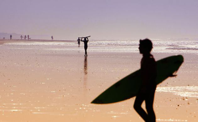Las playas de Cádiz son idóneas para practicar surf