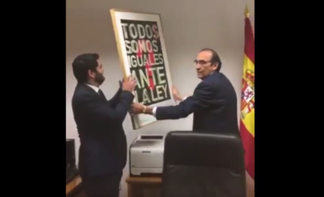 El primer acto de Vox en la Asamblea de Madrid: retiran un cuadro por la igualdad y colocan una foto del rey