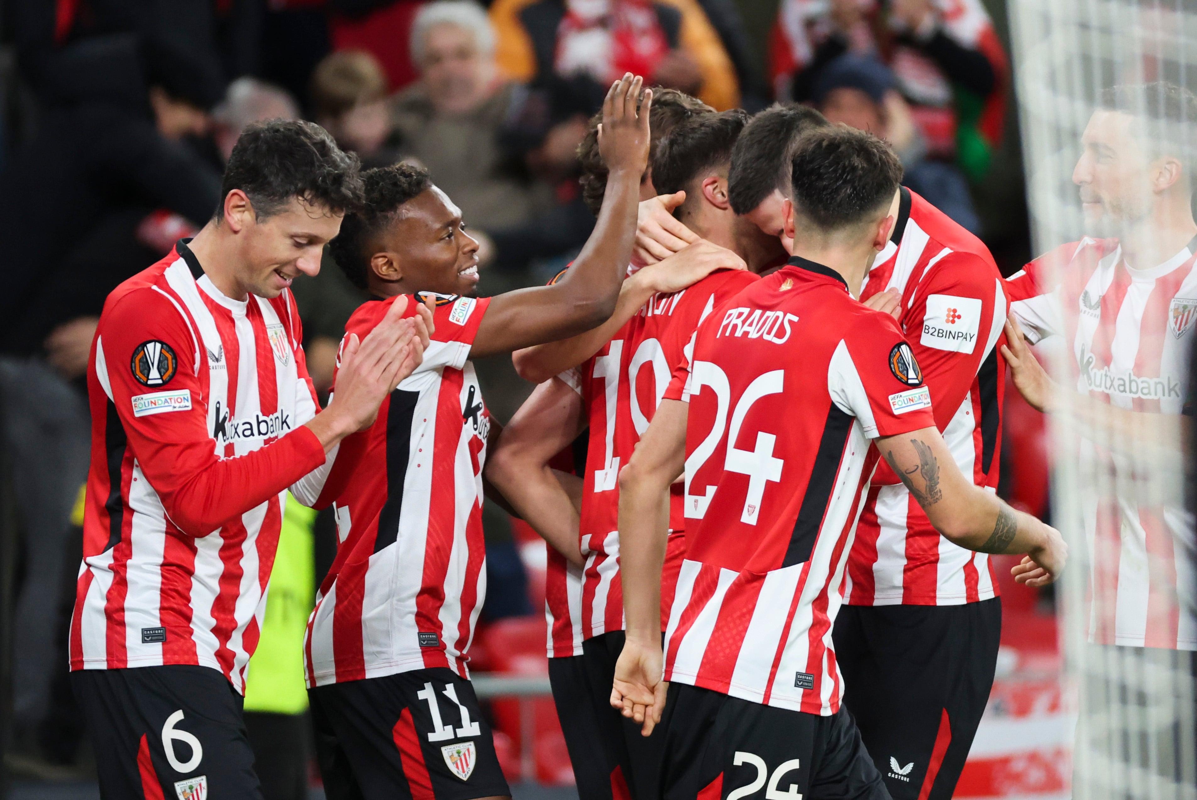 Los jugadores del Athletic celebran el tercer gol ante el Viktoria, durante el partido de la Liga Europa de fútbol que Athletic Club y Viktoria Plzen han disputado hoy jueves en el estadio de San Mamés, en Bilbao.