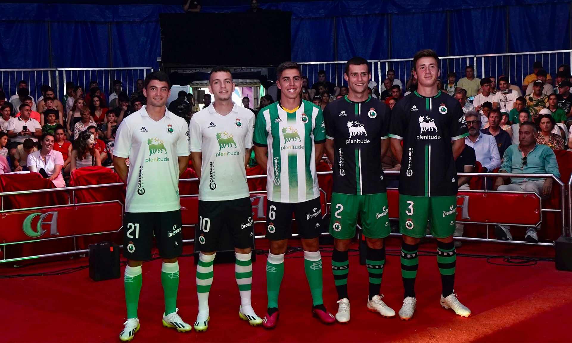 Las tres equipaciones del Racing 2023-24.