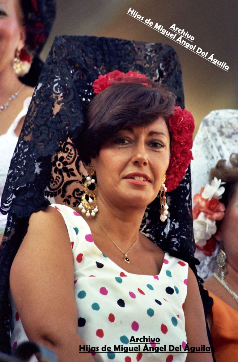 África Redondo disfrutando de una tarde de toros en la Feria Real de Algeciras.