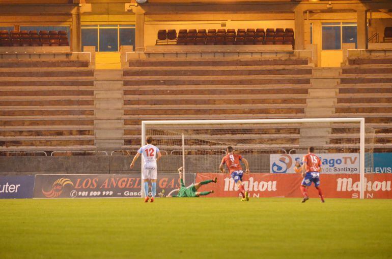 Momento en el que el C.D. Barco hace el tercer tanto que le dio los tres puntos en San Lázaro