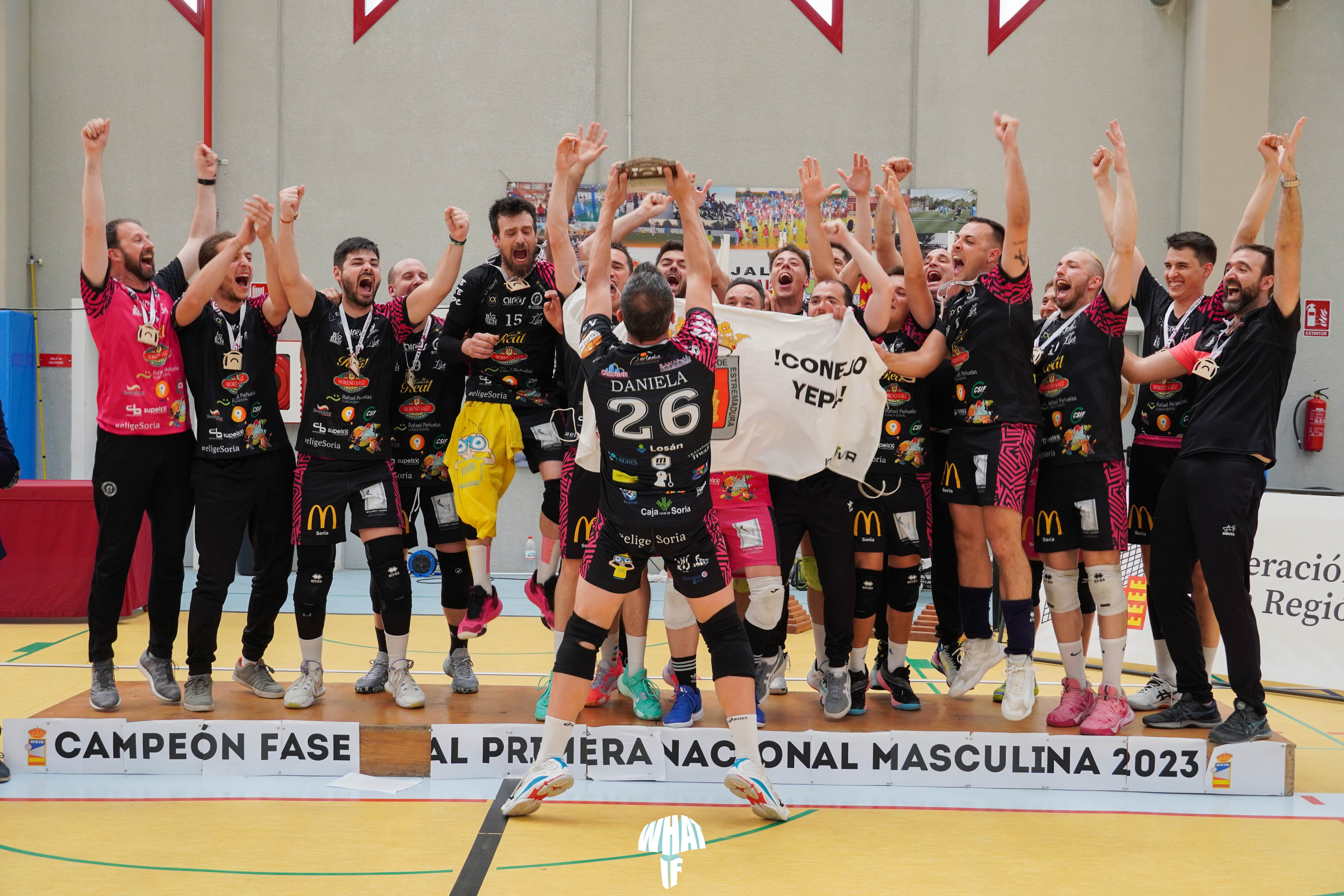 Los jugadores del Moreno Sáez Sporting celebran el título de campeones de Primera división.