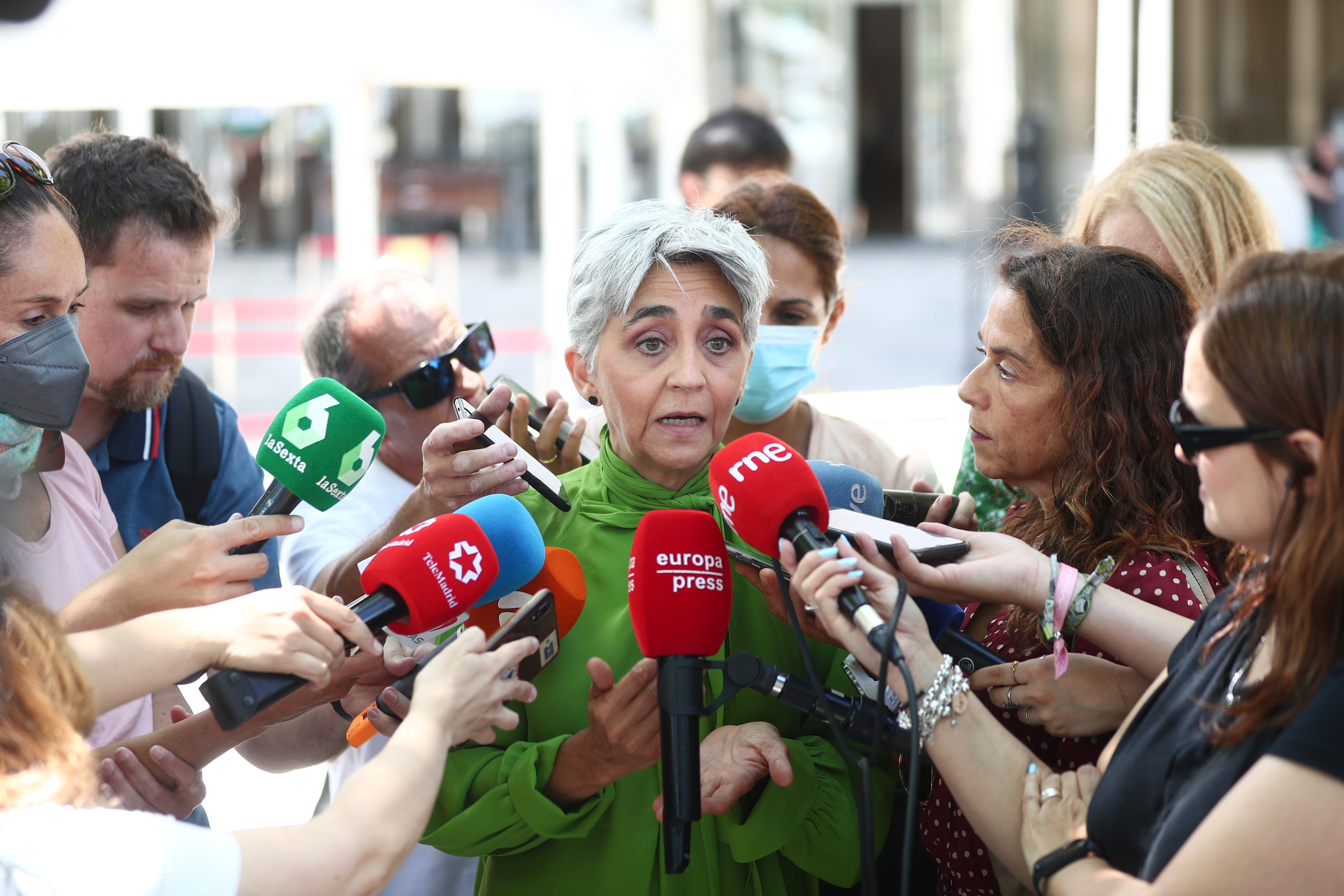 MADRID, 03/06/2022.- La abogada de Más Madrid, Nuria Zapico, atiende a la prensa a las puertas de los Juzgados, este viernes. La coordinadora general de la Alcaldía de Madrid, Matilde García, ha admitido ante el juez que contactó con el comisionista Luis Medina, investigado por supuesta estafa al Ayuntamiento, &quot;como uno más&quot; aquellos meses de pandemia, y ha negado que informase de este asunto al regidor José Luis Martínez-Almeida. EFE/ Miguel Osés
