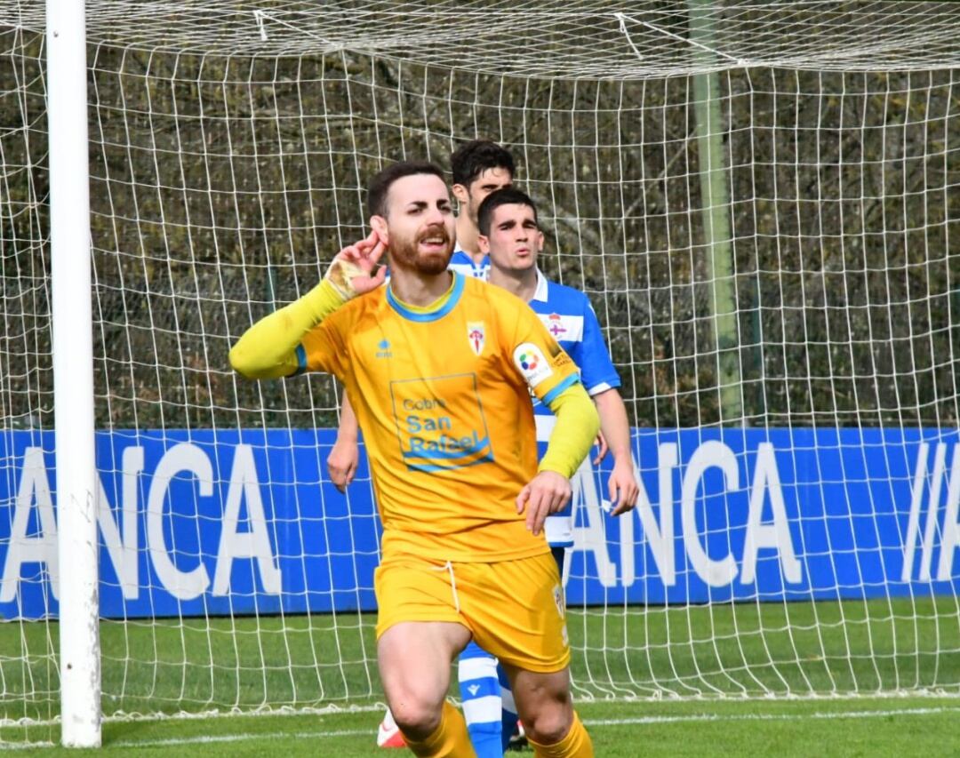 Oscar Primo celebra el gol que valió el empate para el Compos en Abegondo