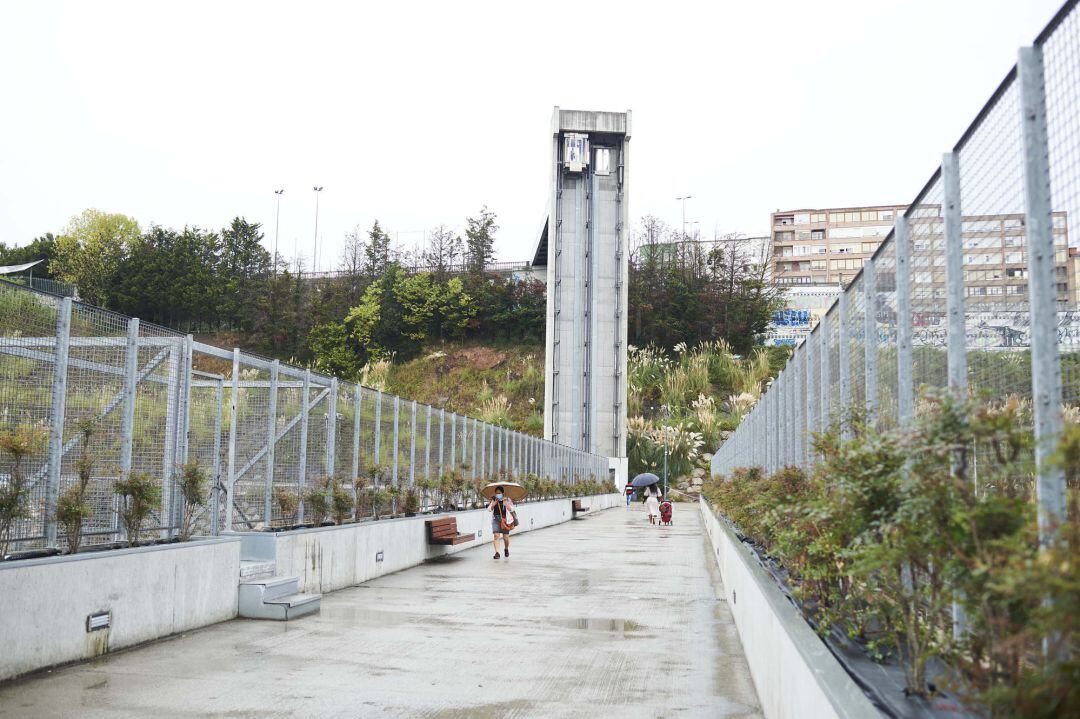 Puente pasarela en las inmediaciones de la calle Castilla,en Santander, donde, en un descampado, la Policía Nacional encontró restos humanos en avanzado estado de descomposición.