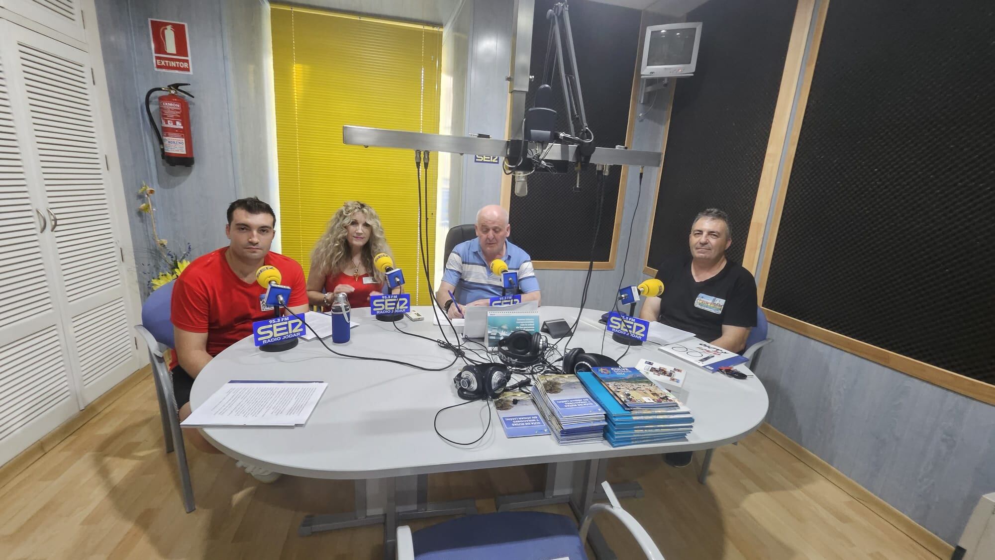 Momento de la entrevista-presentación en nuestros estudios, de izquierda a derecha, José Luis Patón (HIjo), Juani Díaz y José Luis Patón