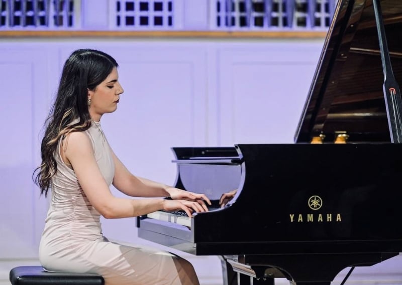 María Ángeles Ayala tocando el piano en el certamen internacional de Croacia