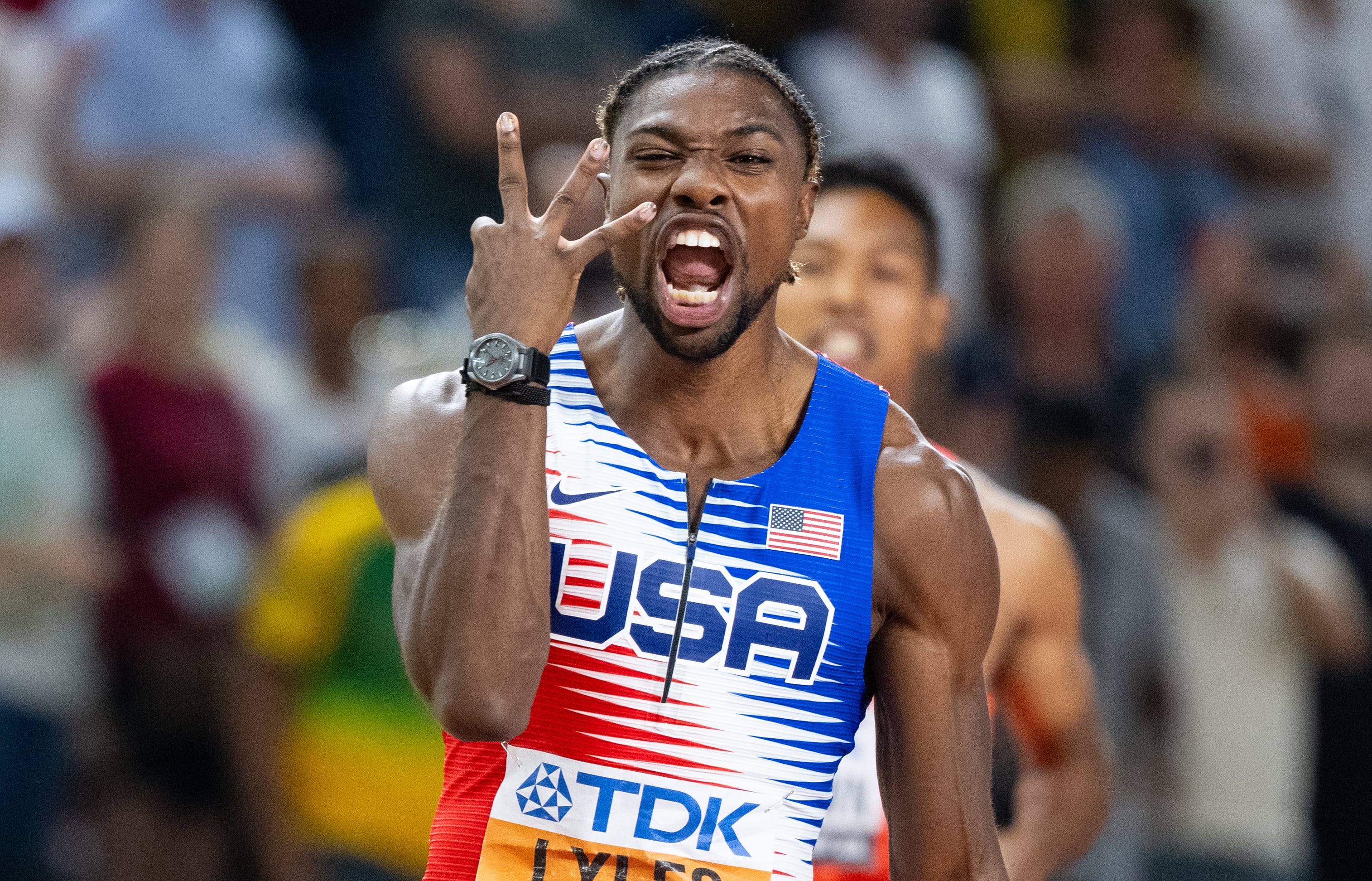 Noah Lyles celebra uno de los oros que ha conseguido en el Mundial de Budapest