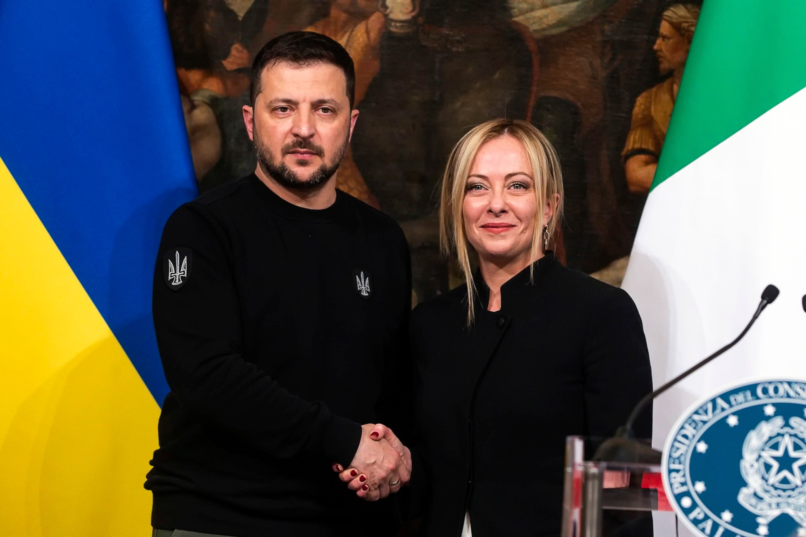 Rome (Italy), 13/05/2023.- Italian Prime Minister Giorgia Meloni (R) and Ukraine&#039;s President Volodymyr Zelensky (L) shake hands during a joint press conference at Chigi Palace in Rome, Italy, 13 May 2023. It is the first time Zelensky visits Italy since the start of the Russian invasion of Ukraine in February 2022. (Italia, Rusia, Ucrania, Roma) EFE/EPA/ANGELO CARCONI
