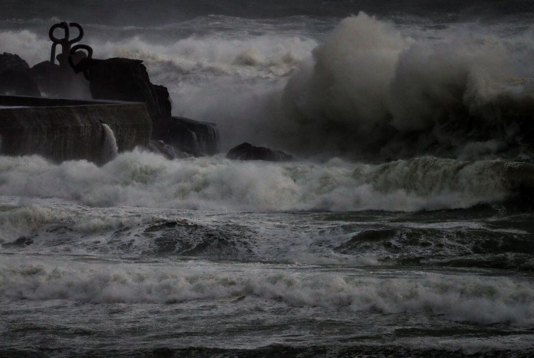 Una ola rompe junto al Peine del Viento en San Sebastián.
