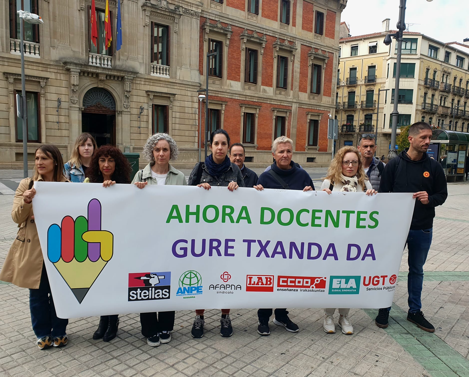 Representantes sindicales de la educación pública navarra a las puertas del Parlamento foral minutos antes de la comisión de Educación.