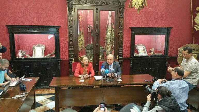 Rueda de prensa de la concejala de Urbanismo de Granada, Isabel NIeto, y el alcalde de Granada, José Torres Hurtado, tras presentar su dimisión