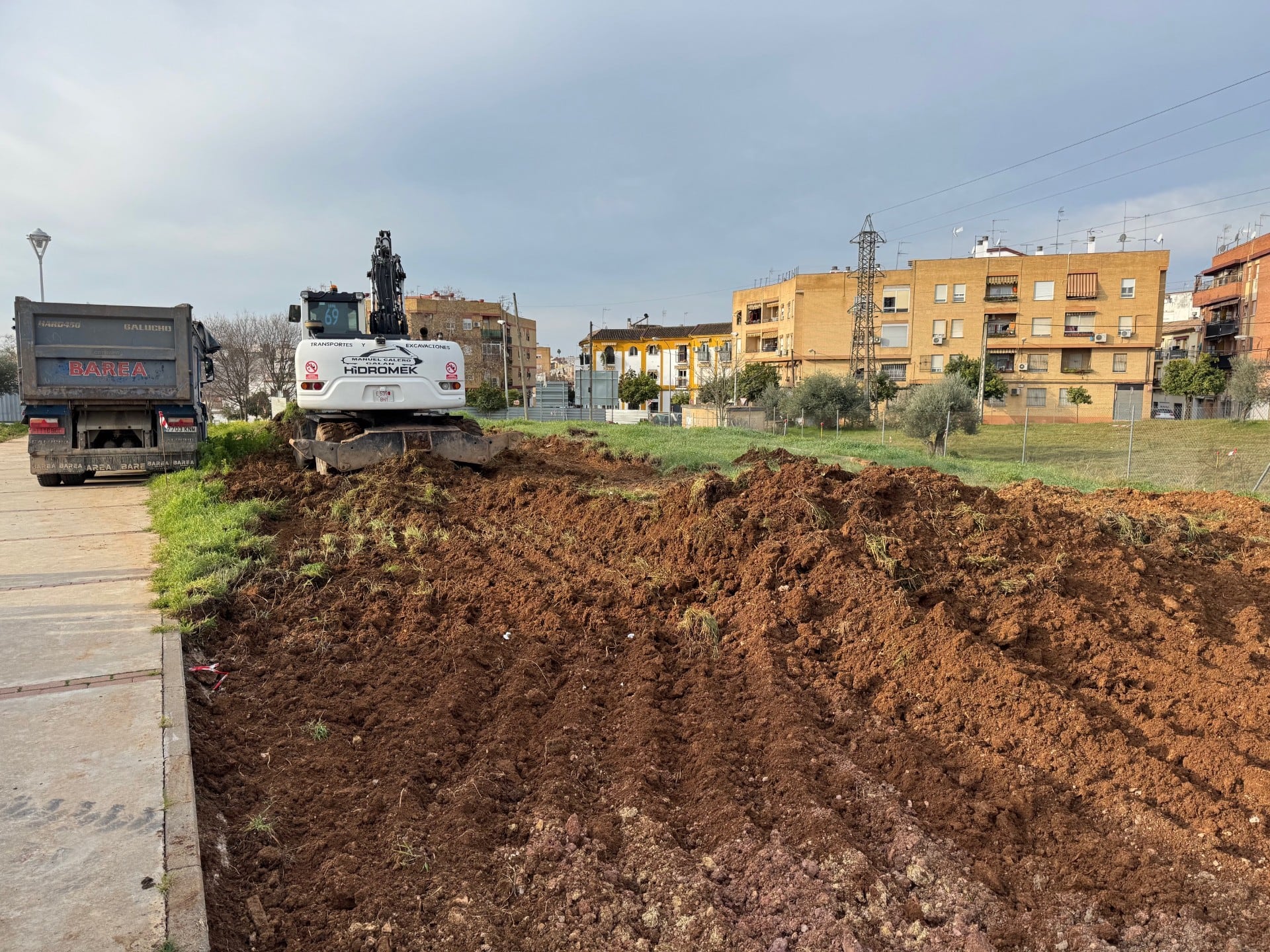 Obras en el lugar donde se ubicará el futuro centro de salud de El Naranjo Mirabueno