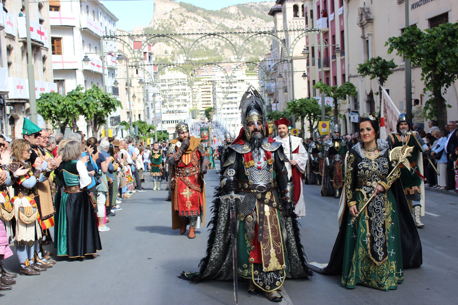 El álferez cristiano de los Alcodianos, Miquel Jordà, junto a su hermana Sara y el embajador cristiano, Toni Delgado, y el Mossén Torregrosa, Omar Castanyer, al fondo