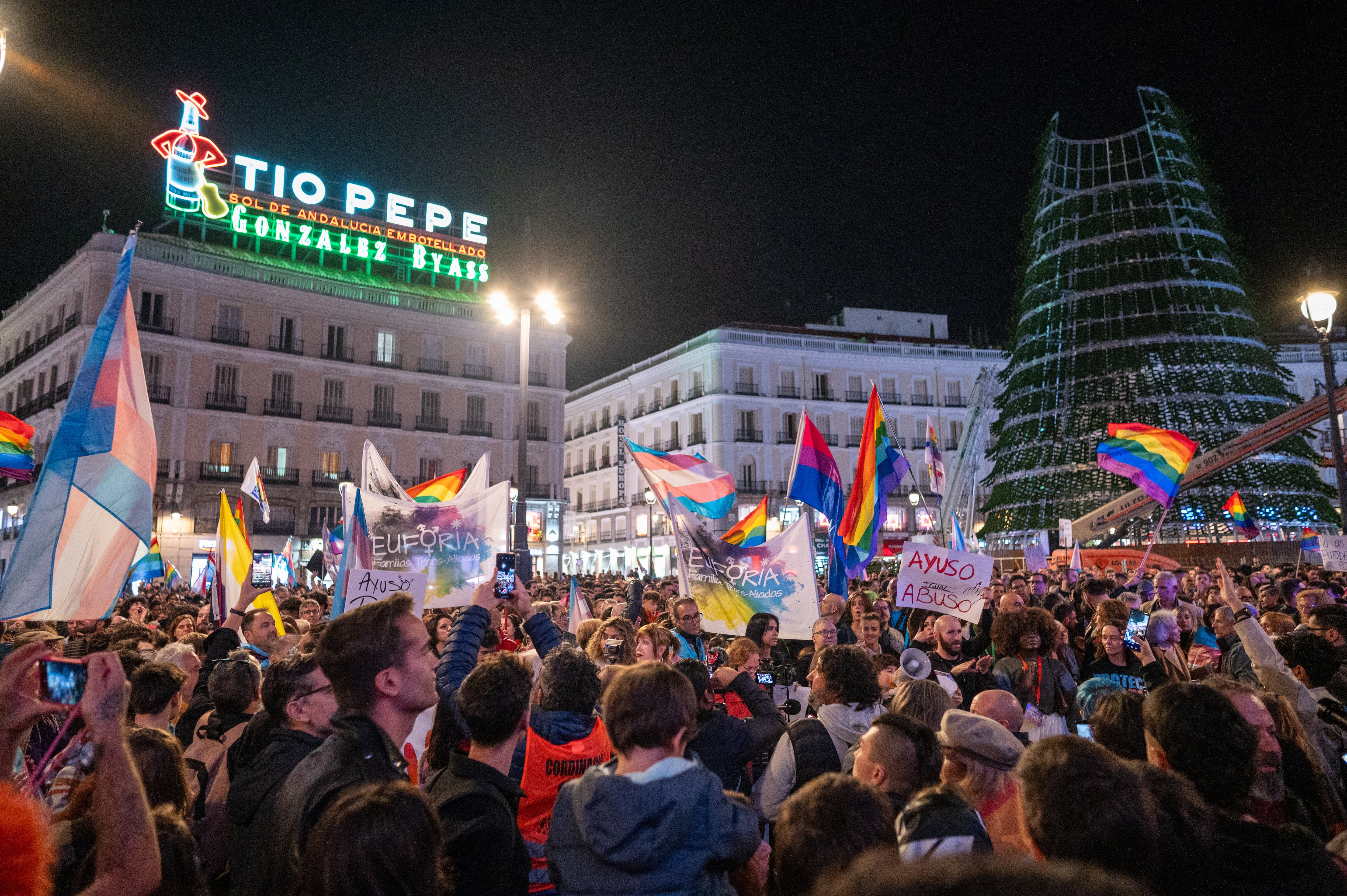 Decenas de personas participan en la manifestación convocada por la asociación Arcópoli en defensa de los derechos de las personas LGTBIAQ+, este lunes en la Puerta del Sol, en Madrid.