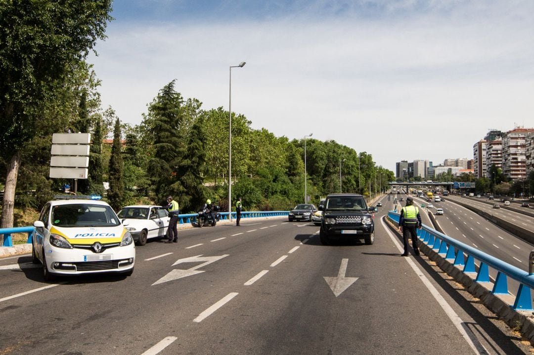 Agentes de la Policía Municipal de Madrid en un control policial en una de las salidas de la autopista de la M30 durante la desescalada por el Covid-19