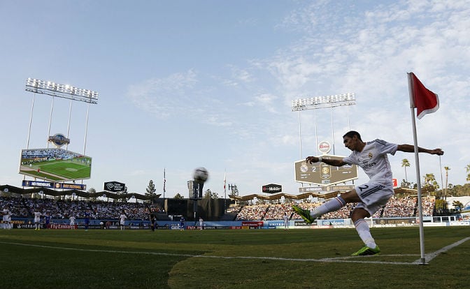 Di María saca un córner en el Dodger Stadium donde el Madrid ha jugado ante el Everton