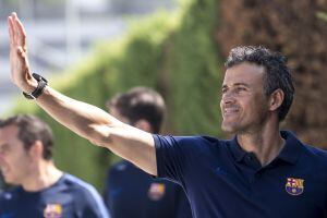 El entrenador del FC Barcelona, Luis Enrique Martínez, saluda a aficionados mientras se dirige a la rueda de prensa después de la sesión de entrenamiento del FC Barcelona de esta mañana en la Ciudad Deportiva Joan Gamper, de cara al partido de mañana fren