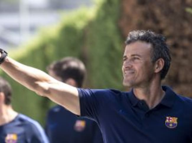 El entrenador del FC Barcelona, Luis Enrique Martínez, saluda a aficionados mientras se dirige a la rueda de prensa después de la sesión de entrenamiento del FC Barcelona de esta mañana en la Ciudad Deportiva Joan Gamper, de cara al partido de mañana fren