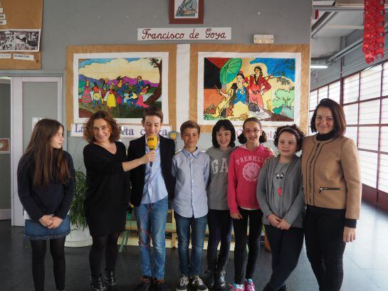 Los niños del colegio Cervantes de Alcalá de Henares, junto a Sonia Ballesteros (Madrid)