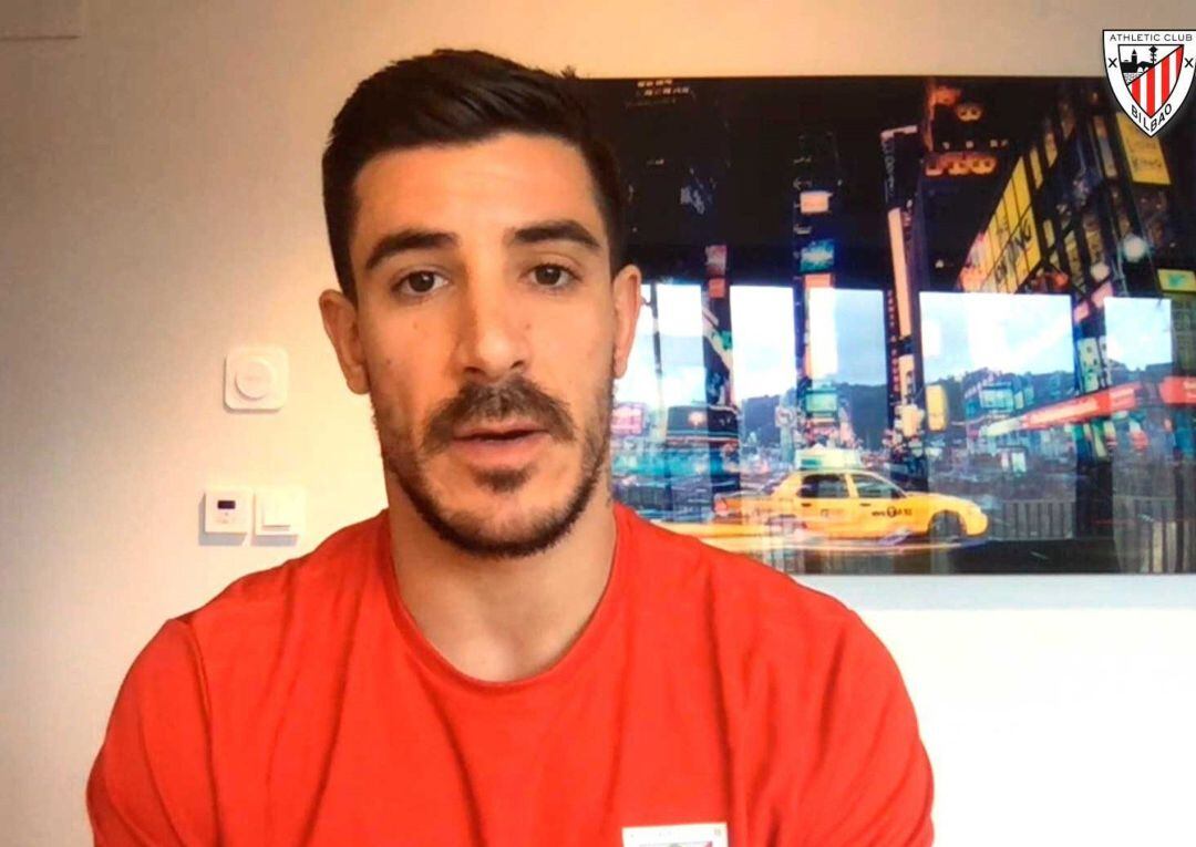 El jugador del Athletic de Bilbao Yuri Berchiche, en rueda de prensa virtural, donde anunció este lunes que &quot;El equipo se está preparando para volver bien o mejor aún de lo que estaba. A nadie le agrada el parón, pero está siendo un descanso para refrescar piernas y cabeza después de todos los minutos que llevábamos acumulados. Eso sí, echo mucho de menos ir a entrenar y pasar las mañanas en Lezama, con el buen ambiente que tenemos allí&quot;