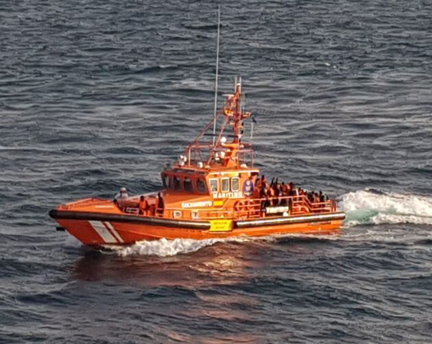 Salvamento Marítimo, tras rescatar la patera.