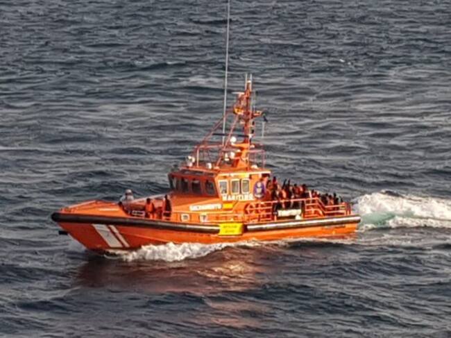 Salvamento Marítimo, tras rescatar la patera.