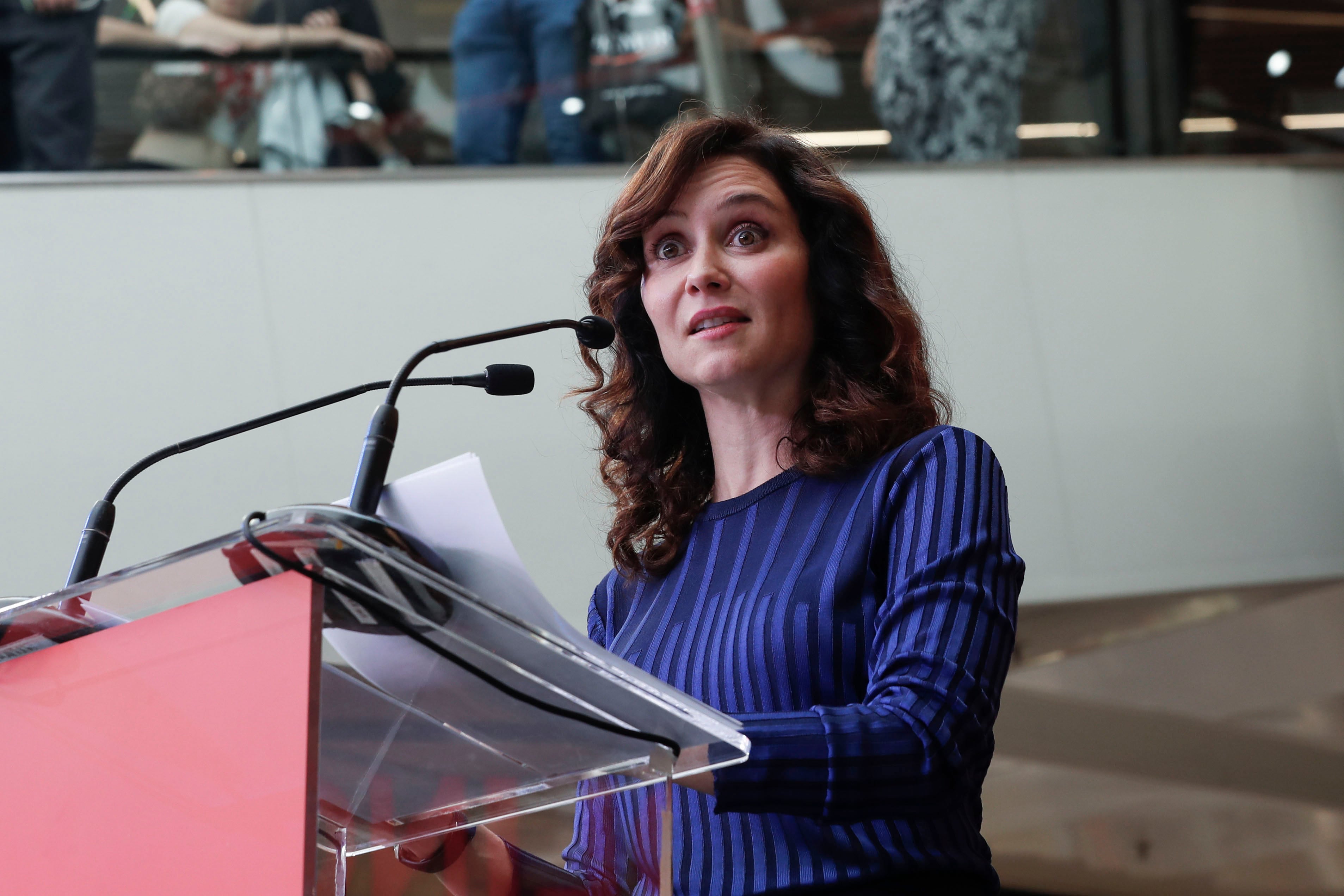 La presidenta de la Comunidad de Madrid, Isabel Díaz Ayuso, visitando el Centro Comercial de La Vaguada con motivo del 40 aniversario de su apertura