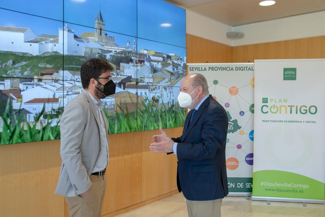 El presidente de la Diputación de Sevilla, Fernando Rodríguez Villalobos, reunido con el alcalde de Gerena, Javier Fernández