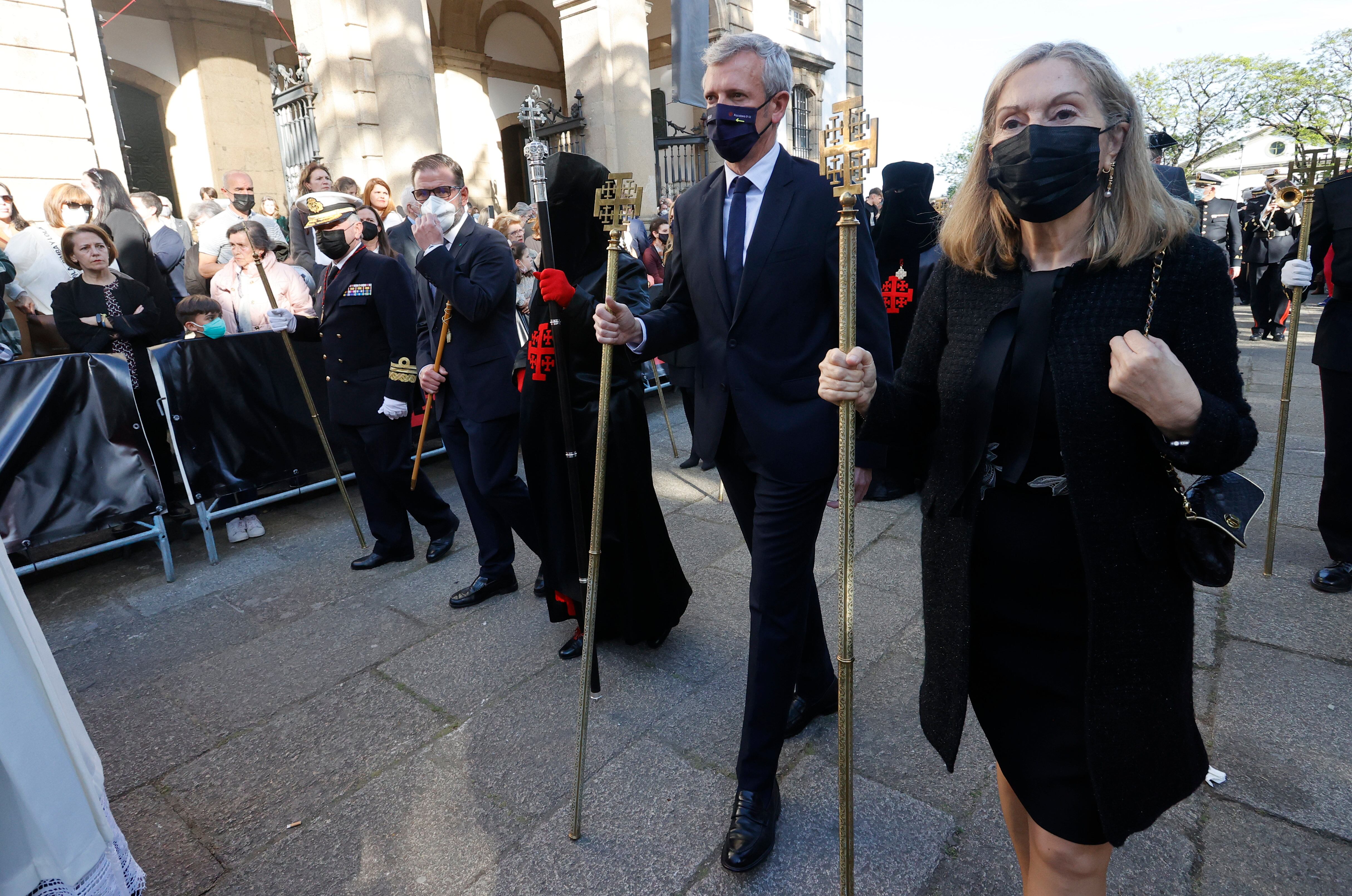 FERROL (A CORUÑA), 15/04/2022.- La diputada Popular Ana Pastor (d) y Alfonso Rueda (2d), vicepresidente de la Xunta de Galicia, asisten a la procesión del Santo Entierro que recupera tras más de un siglo la tradición del Desenclavo, hoy Viernes Santo en Ferrol. EFE/kiko delgado
