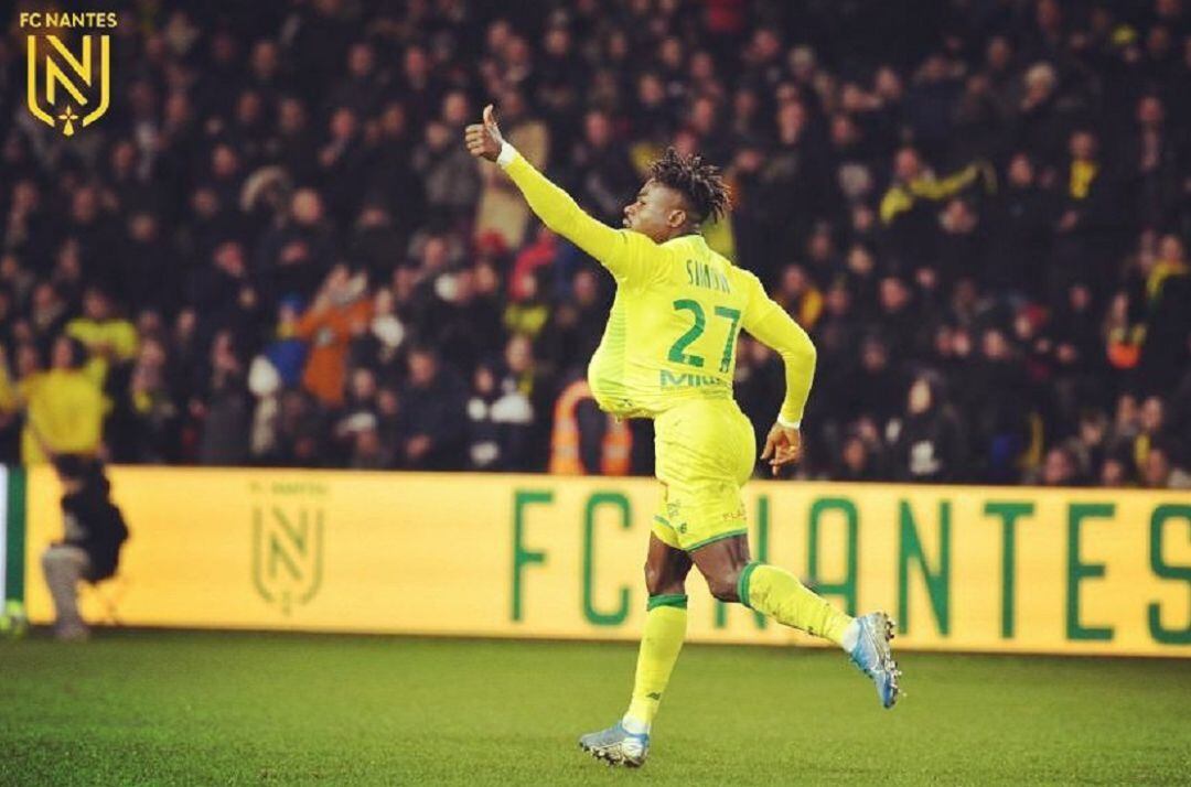 Moses Simon celebra un gol con Nantes