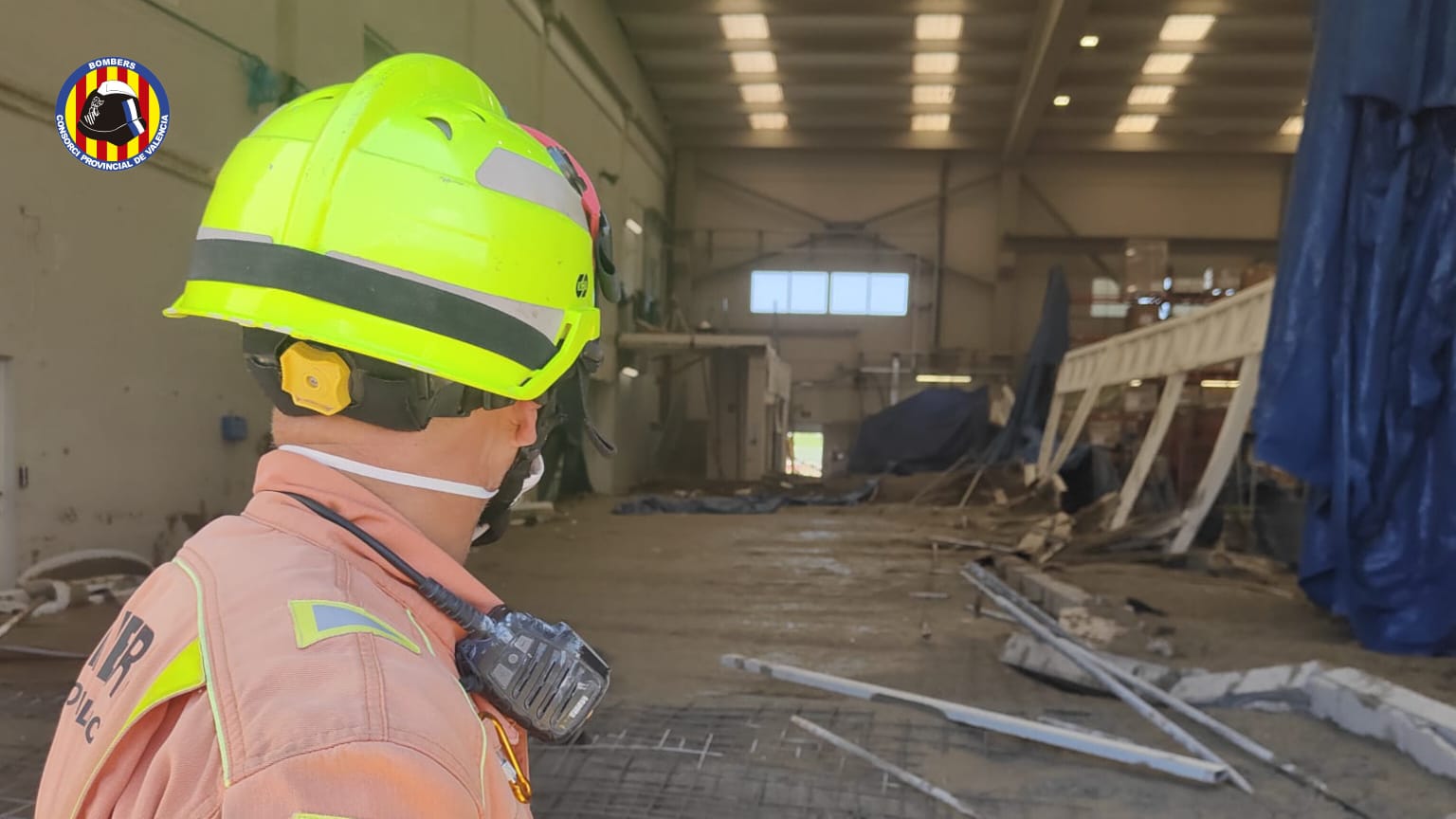 Tres trabajadores heridos tras hundirse el forjado de una nave en Torrent - CONSORCIO PROVINCIAL DE BOMBEROS DE VALENCIA