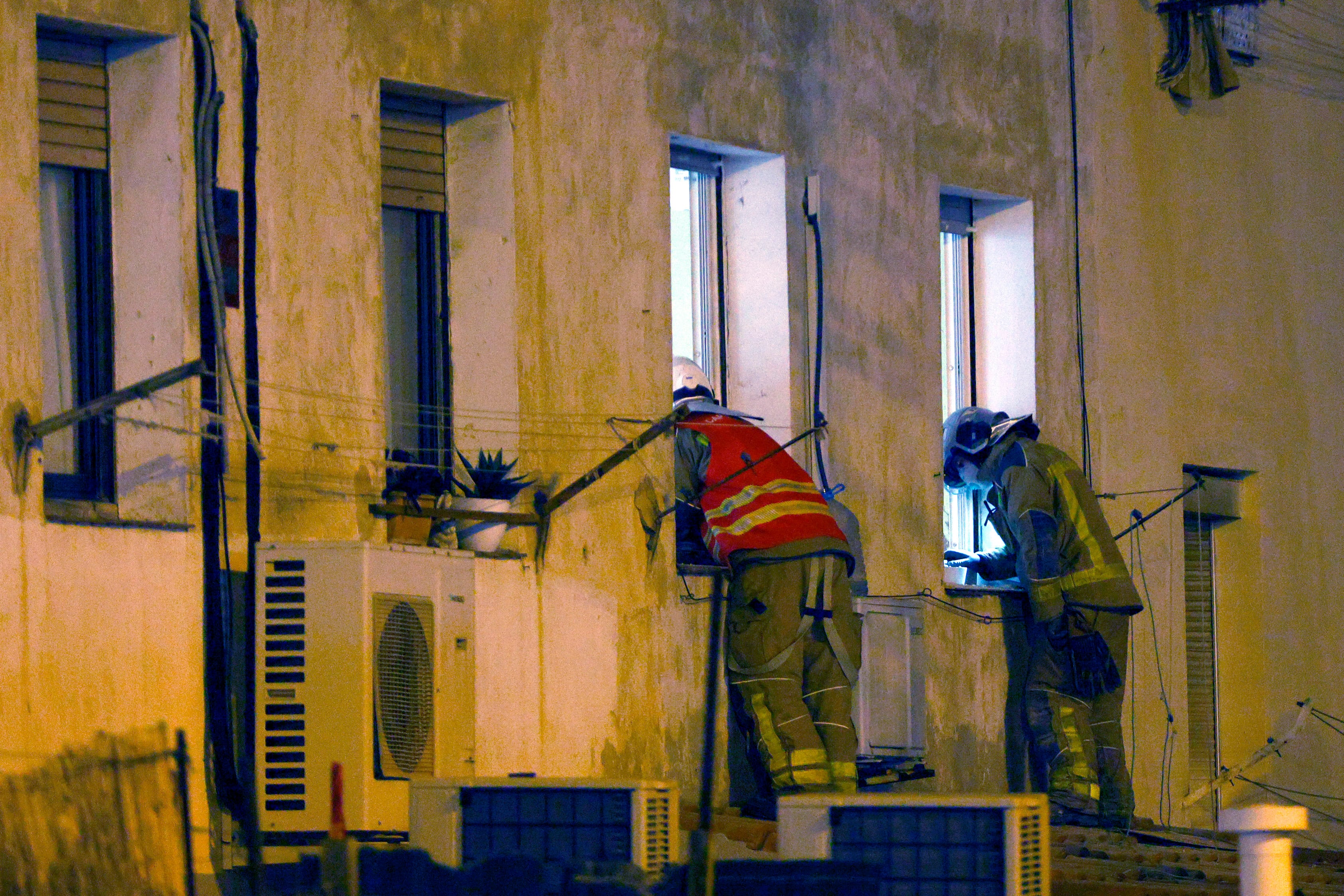 Los Servicios de Emergencias trabajan en el desescombro. EFE/Quique García