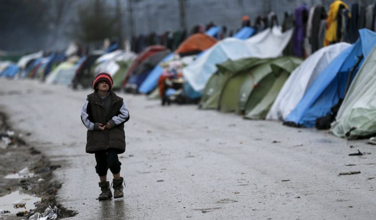 Un niño pasea entre las tiendas de campaña situadas cerca de la localidad griega fronteriza de Idomeni.