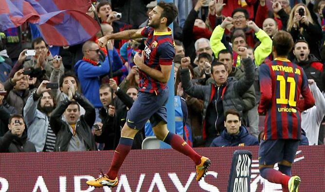 El centrocampista del Barcelona Cesc Fábregas (i) celebra en presencia de su compañero brasileño Neymar da Silva el segundo gol de su equipo ante el Granada