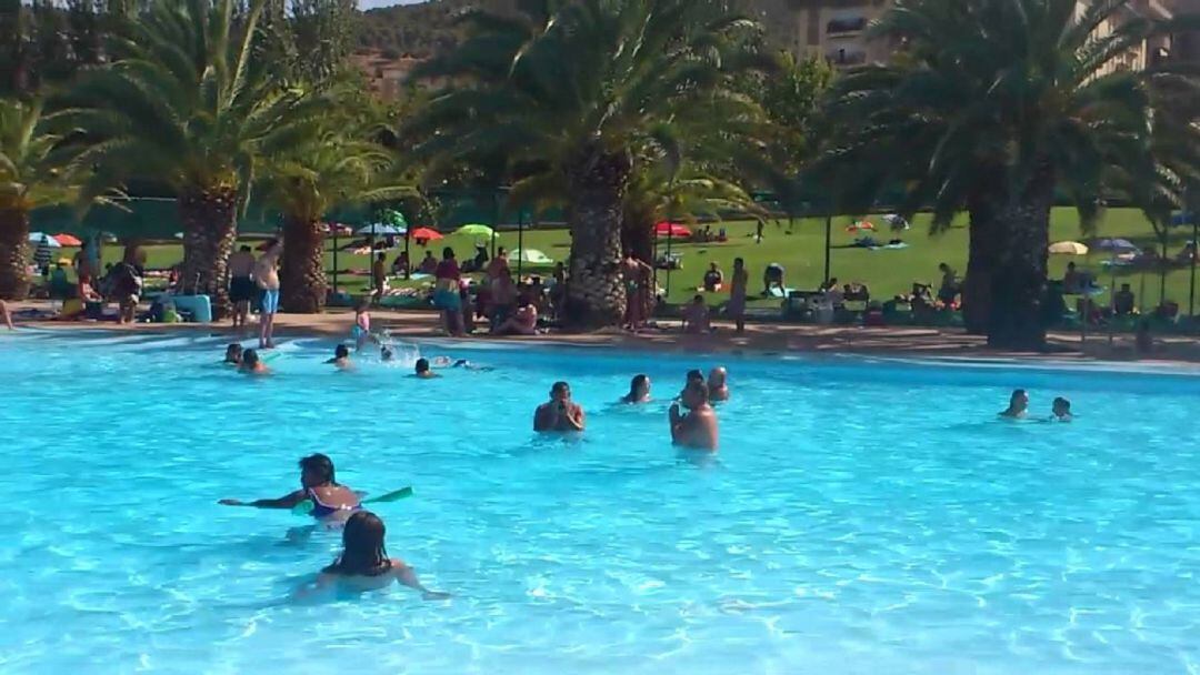 Varios bañistas en una de las piscinas del complejo de Las Fuentezuelas de Jaén.