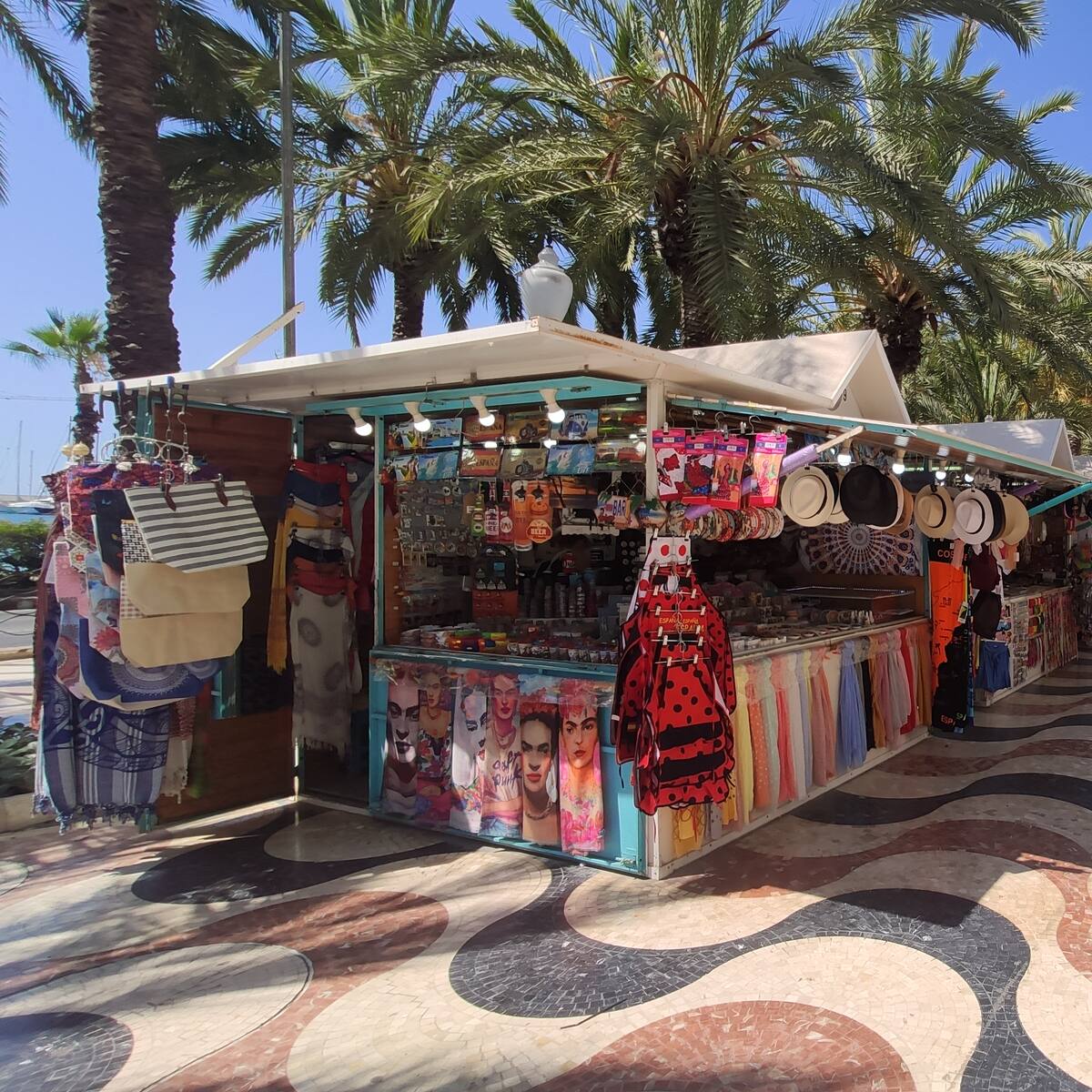 Los hippies de la Explanada de Alicante deben decidir su traslado antes de Nochebuena
