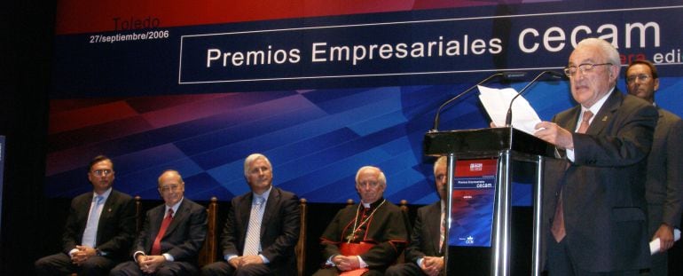 Antonio del Pozo, a la derecha, leyendo el discurso tras recibir el reconocimiento de Empresario del Año en 2006 por parte de los empresarios de Castilla-La Mancha.