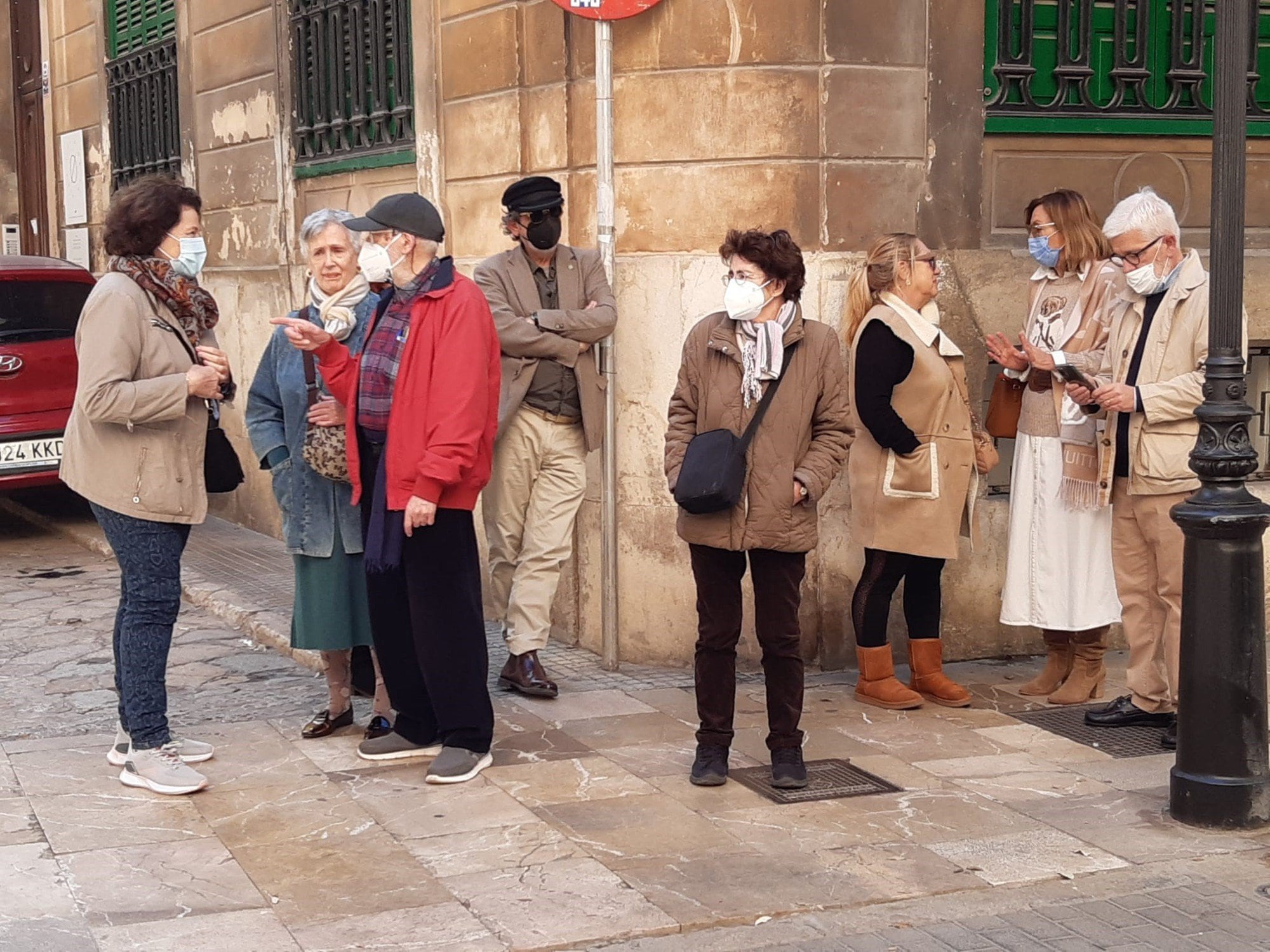 Un grupo de cerca de 10 personas se concentran frente a la sede del PP en Palma para apoyar a Ayuso y pedir las dimisiones de Casado y García Egea.