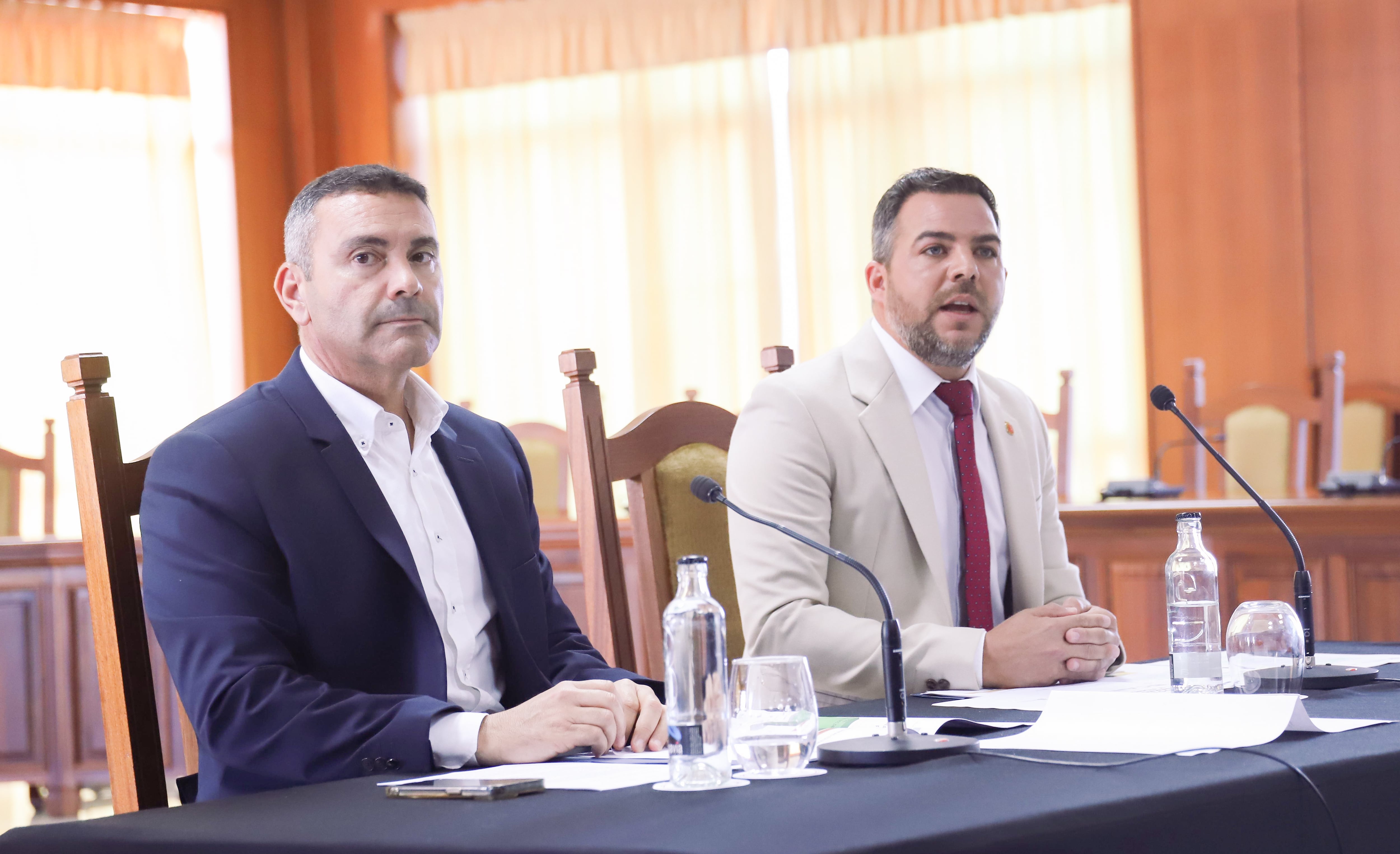 Oswaldo Betancort, presidente del Cabildo de Lanzarote, junto a Jacobo Medina, vicepresidente y consejero de Planificación y Proyectos.