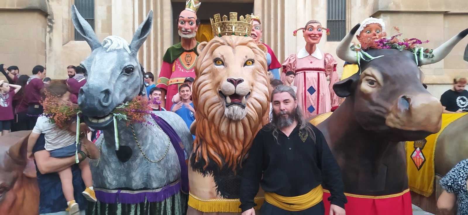 De ponerse debajo de los gigantes a poner música a estas fiestas