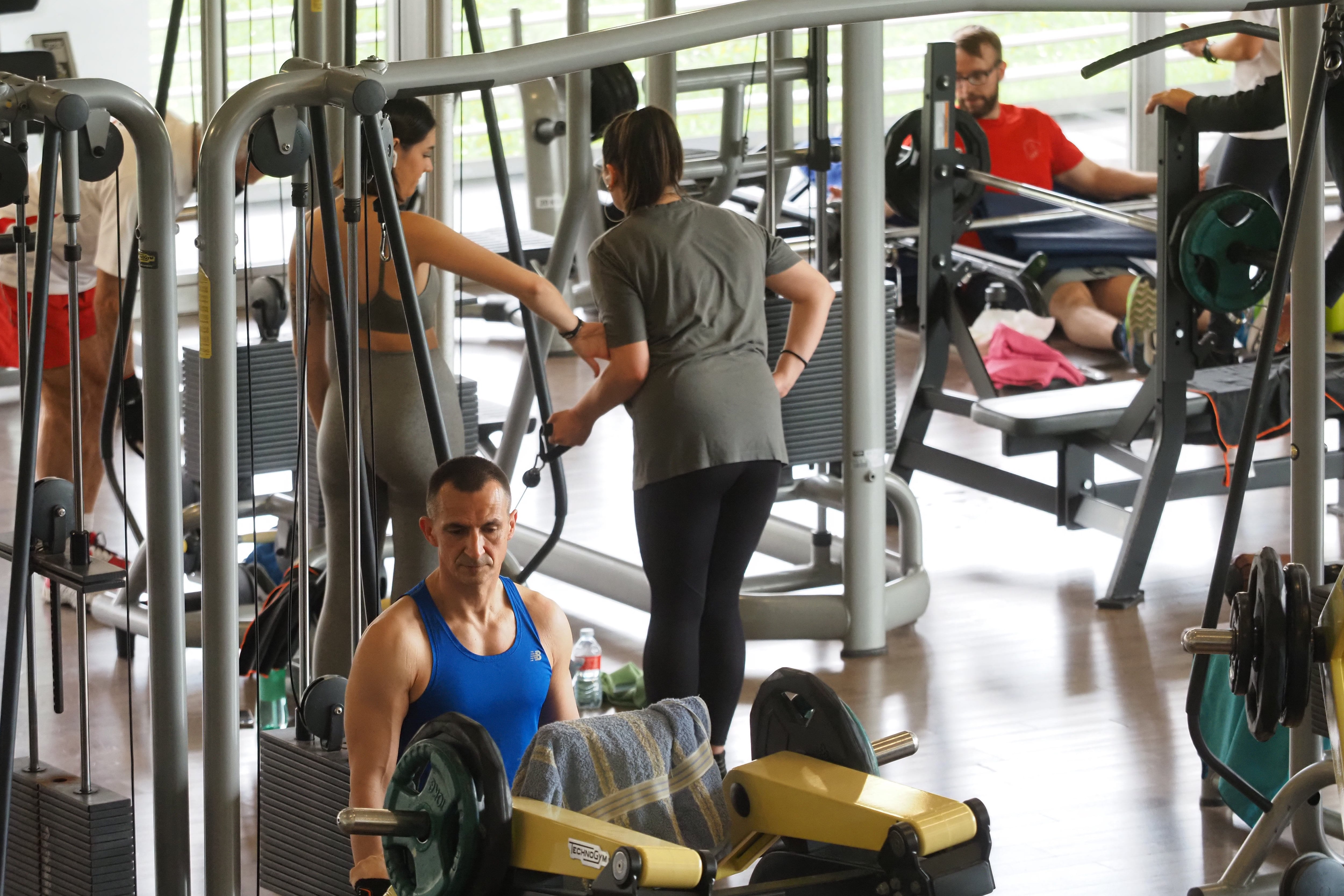 Varios usuarios entrenando sin mascarilla en un gimnasio tras el fin de su obligatoriedad en interiores