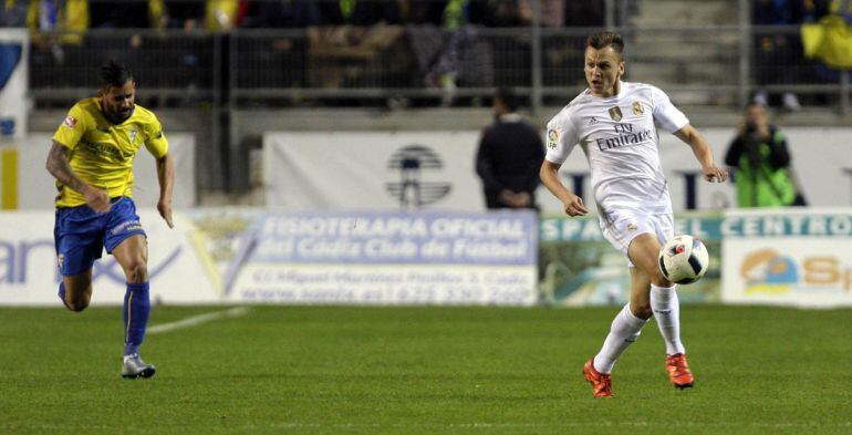 El delantero ruso del Real Madrid Denis Cheryshev se escapa del jugador del Cádiz CF, durante el partido de ida de los dieciseisavos de final de la Copa del Rey