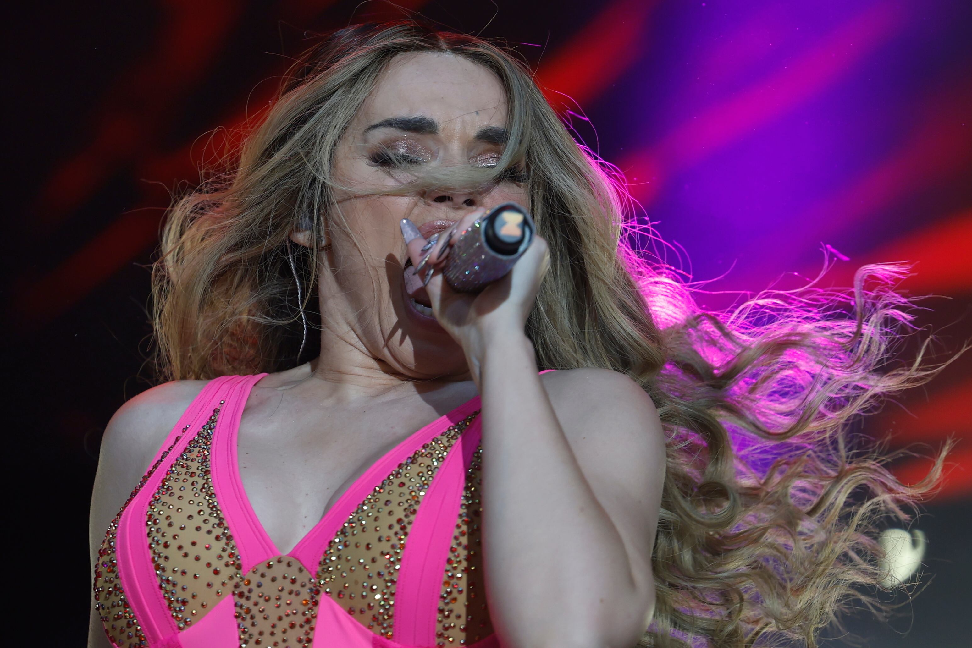 Antequera (Málaga), 31/05/2025.- La cantante Melody durante su actuación hoy sábado en el recinto ferial de Antequera, incluida en la Feria de Primavera que se celebra en la localidad malagueña. EFE / Jorge Zapata.