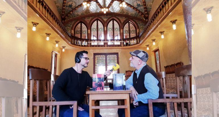 Conversant amb Xulio Ricardo Trigo al Pavelló dels Distingits